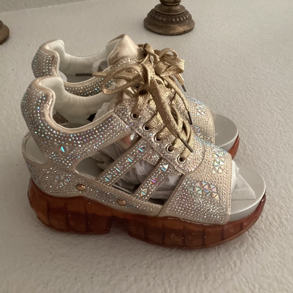 Anthony Wang Collection Banana 6, Size 8, Color Gold NEW - Picture 2 of 4